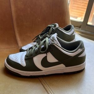 NIKE WMNS DUNK LOW MEDIUM OLIVE SIZE 7.5